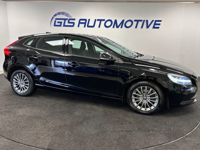 2025 Volvo V40