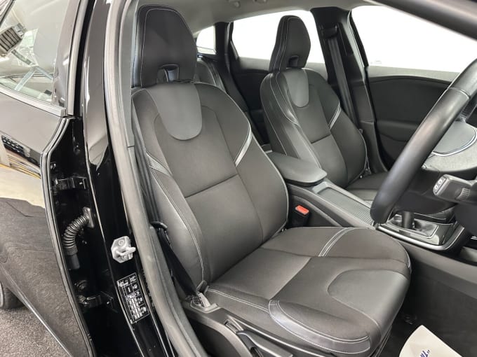 2025 Volvo V40