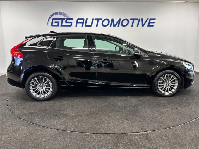 2025 Volvo V40
