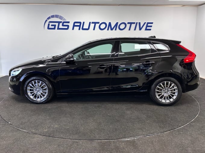 2025 Volvo V40