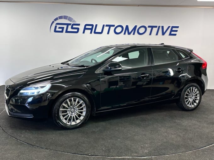 2025 Volvo V40