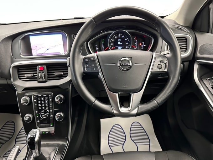 2025 Volvo V40