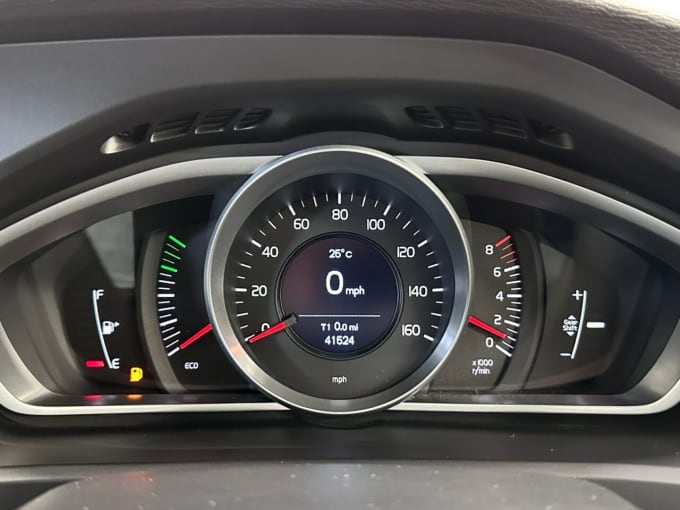 2025 Volvo V40
