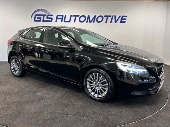 2025 Volvo V40