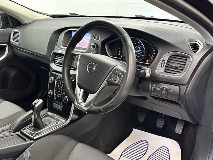 2025 Volvo V40