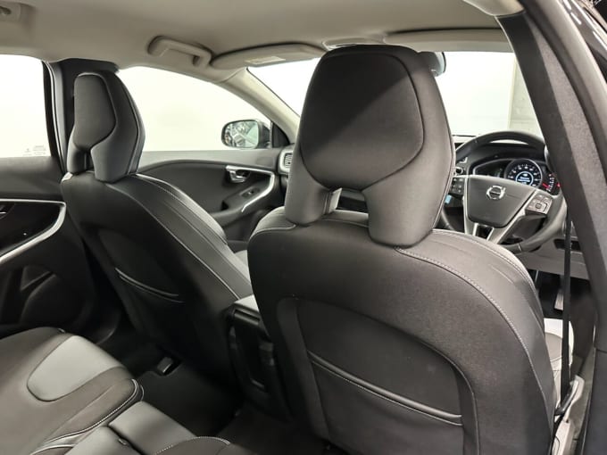 2025 Volvo V40