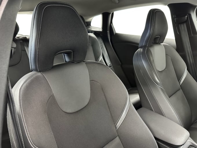 2025 Volvo V40
