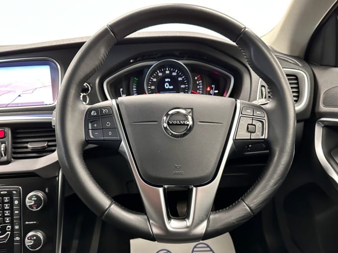 2025 Volvo V40