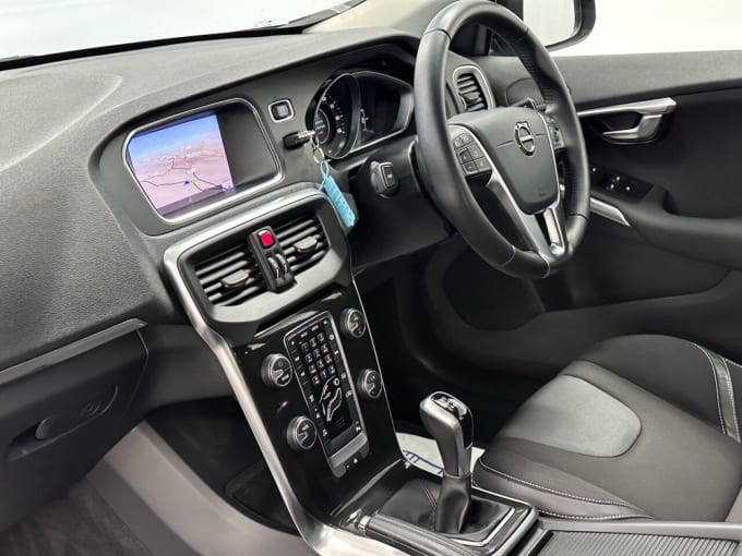 2025 Volvo V40
