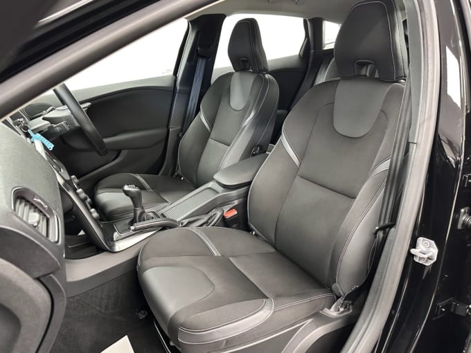 2025 Volvo V40