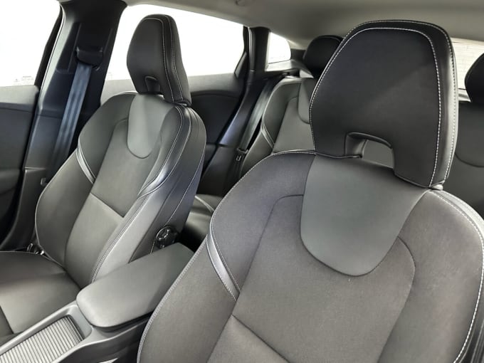 2025 Volvo V40