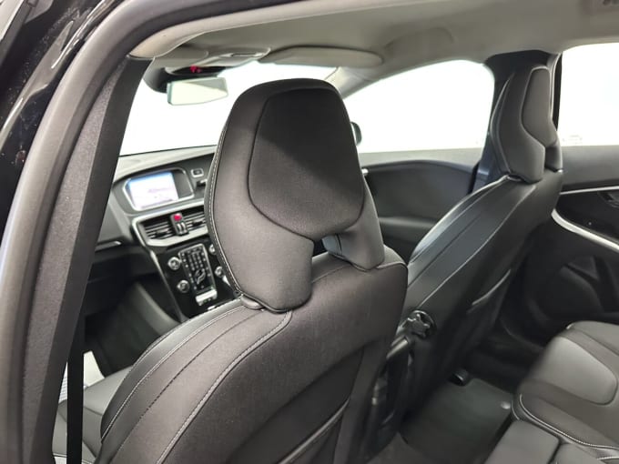 2025 Volvo V40