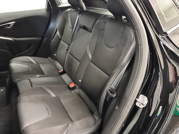 2025 Volvo V40