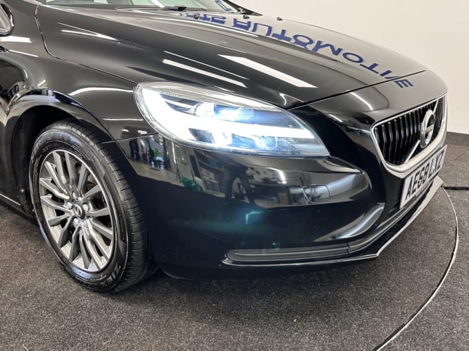 2025 Volvo V40