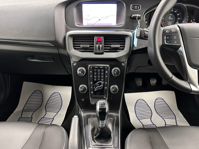 2025 Volvo V40