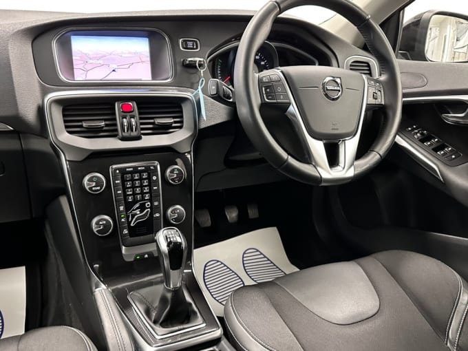 2025 Volvo V40