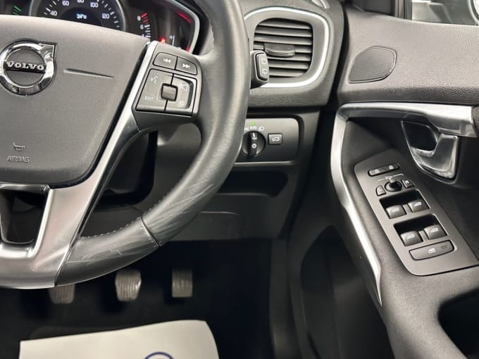 2025 Volvo V40