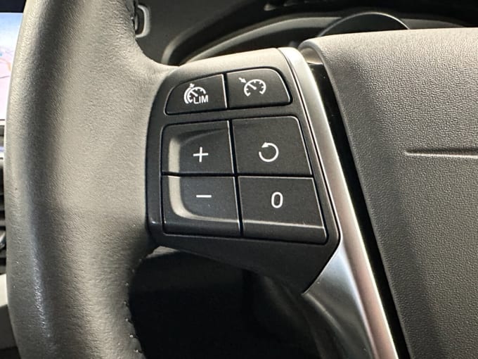 2025 Volvo V40