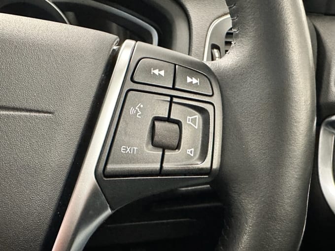 2025 Volvo V40