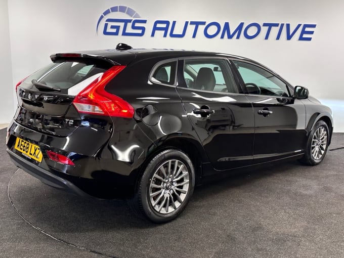 2025 Volvo V40