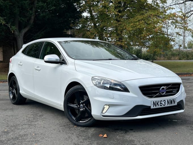 2025 Volvo V40