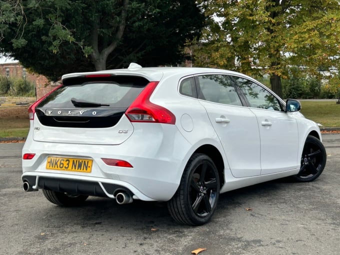 2025 Volvo V40