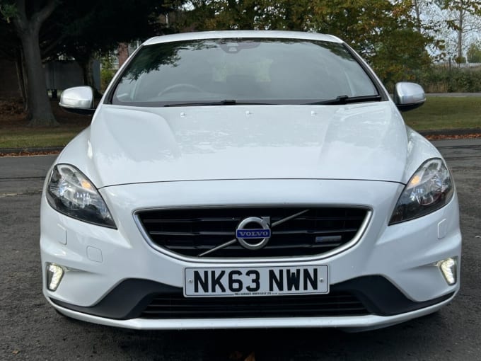 2025 Volvo V40