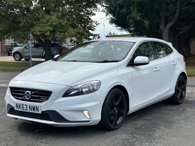 2025 Volvo V40