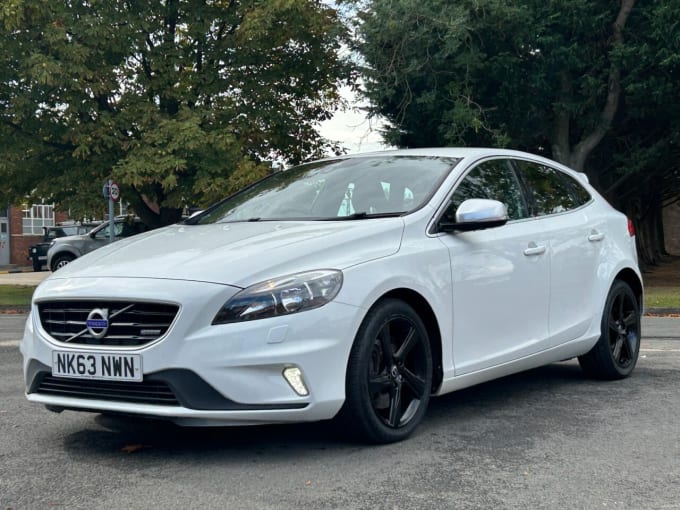 2025 Volvo V40