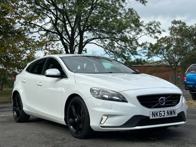 2025 Volvo V40