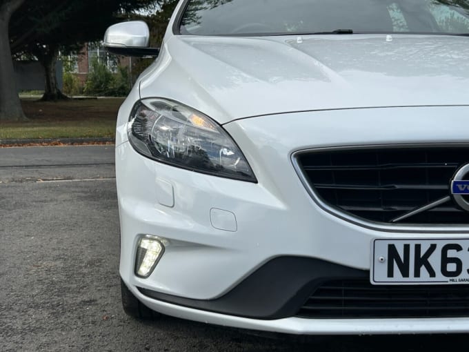 2025 Volvo V40