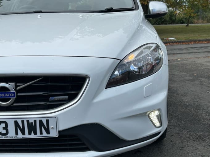 2025 Volvo V40