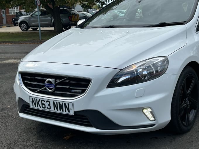 2025 Volvo V40