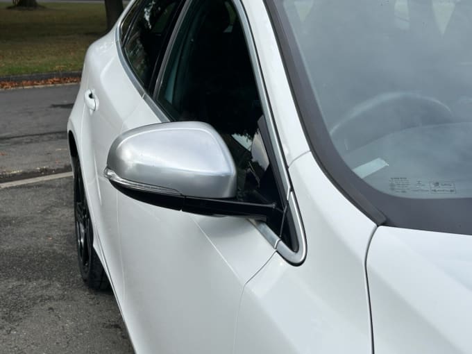 2025 Volvo V40