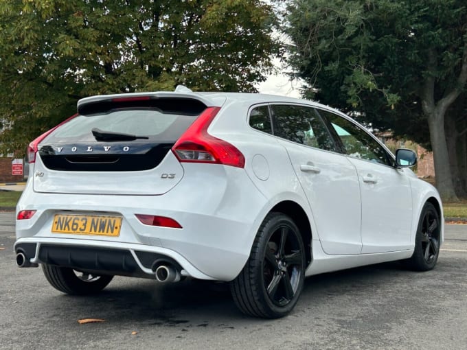 2025 Volvo V40