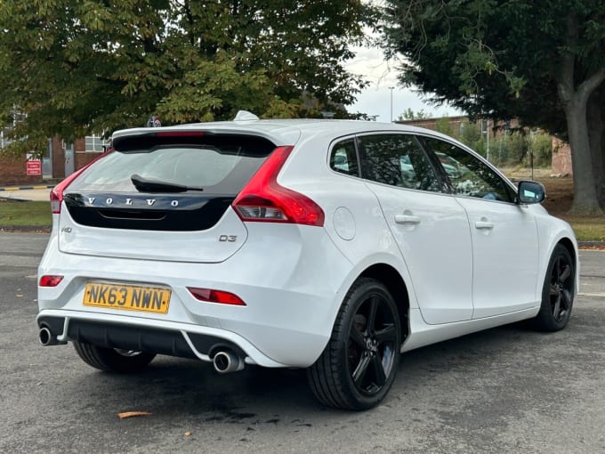 2025 Volvo V40