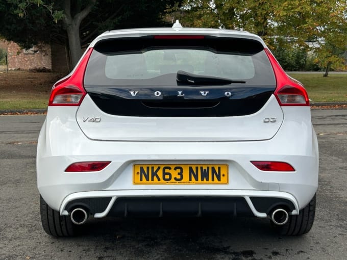 2025 Volvo V40