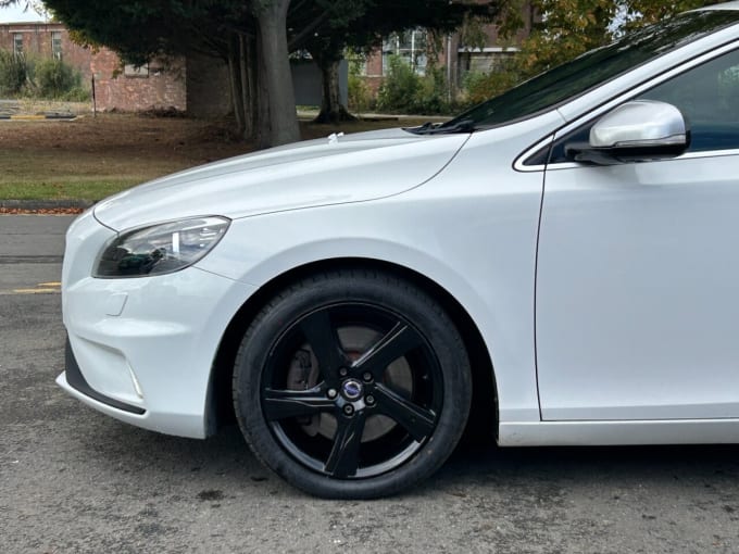 2025 Volvo V40