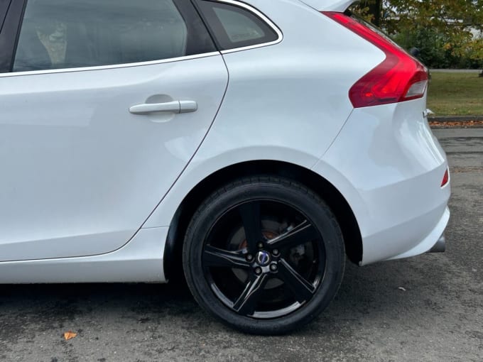 2025 Volvo V40