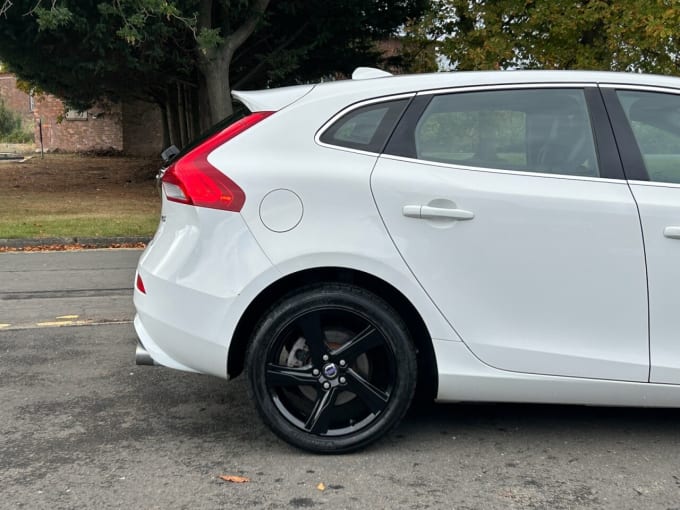 2025 Volvo V40