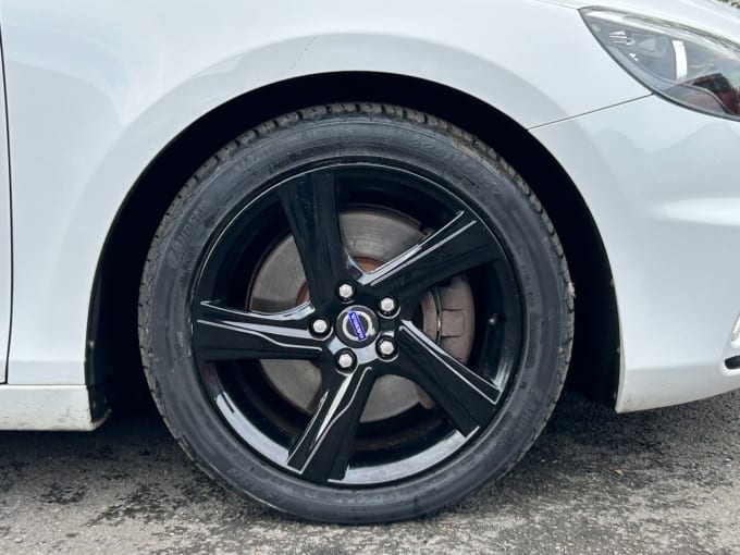 2025 Volvo V40