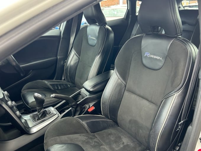 2025 Volvo V40