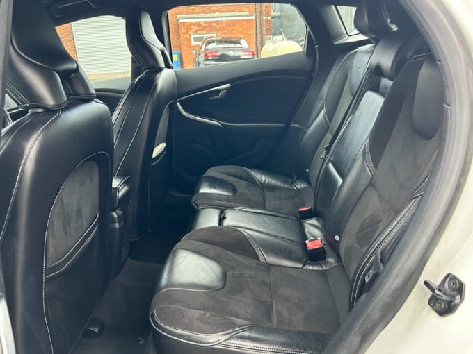 2025 Volvo V40