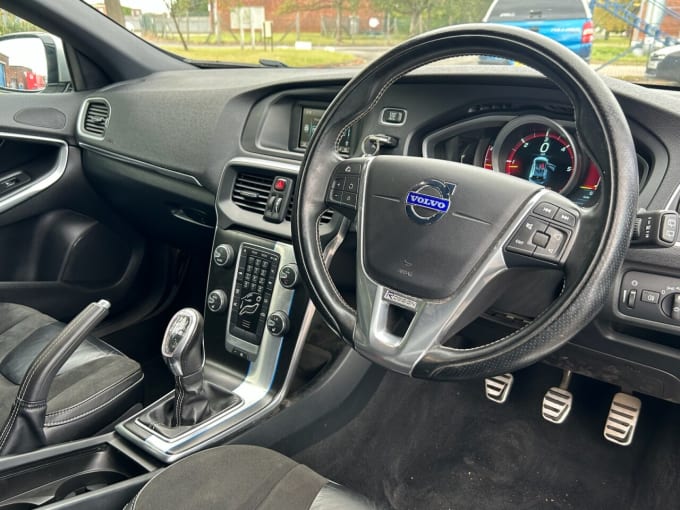 2025 Volvo V40