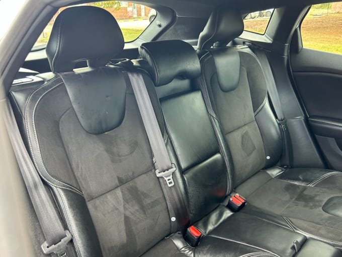 2025 Volvo V40