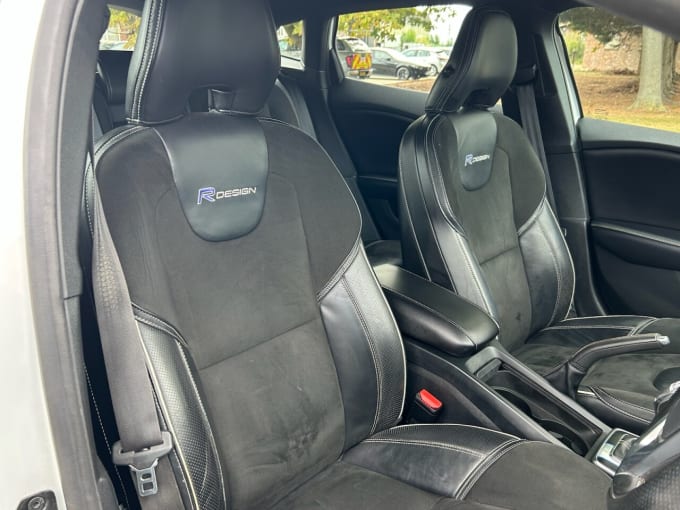 2025 Volvo V40