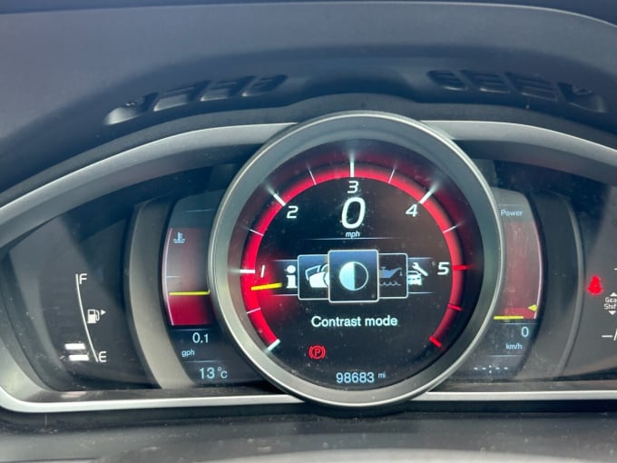 2025 Volvo V40