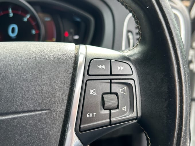 2025 Volvo V40