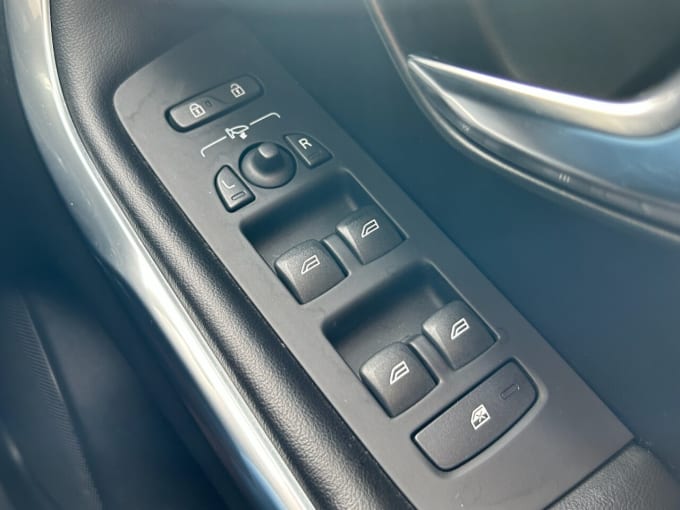 2025 Volvo V40