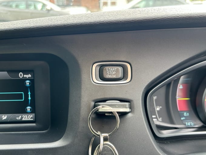 2025 Volvo V40